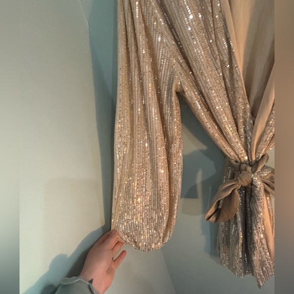 Malibu Bun-Gold sequin Robe/Dress - Picture 2 of 4